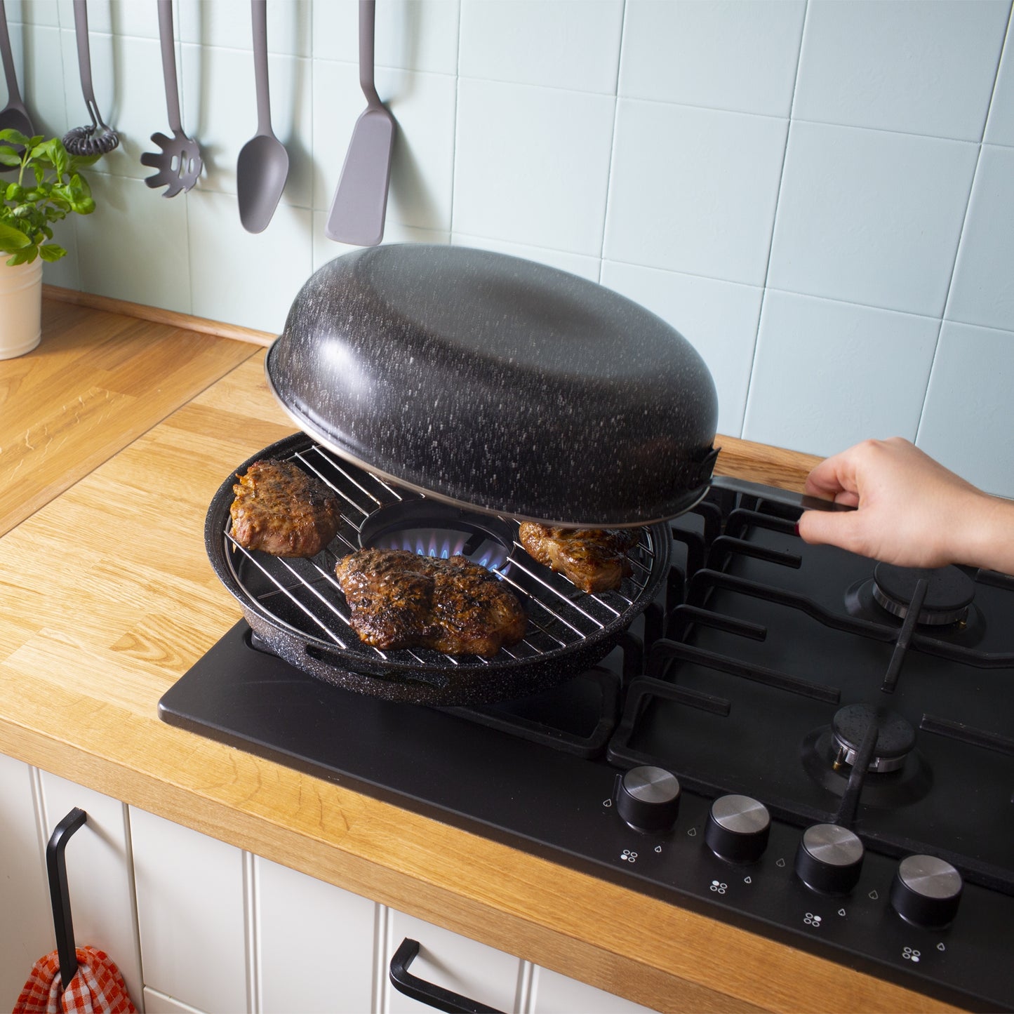 Keptuvė su grotelėmis